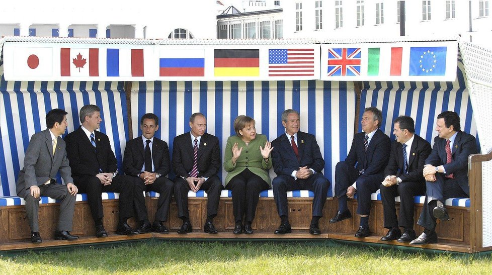 Plážové koše jsou v Německu tradicí, poseděli si v něm také představitelé zemí G8 na summitu v roce 2007 v Heiligendammu. Zleva: japonský premiér Šinzo Abe, tehdejší kanadský premiér Stephen Harper, tehdejší prezident Francie Nicolas Sarkozy, ruský prezident Vladimir Putin, kancléřka Merkelová, někdejší prezident USA George Bush mladší, britský expremiér Tony Blair, tehdejší italský premiér Romano Poldi a expředseda Evropské komise José Manuel Barroso.