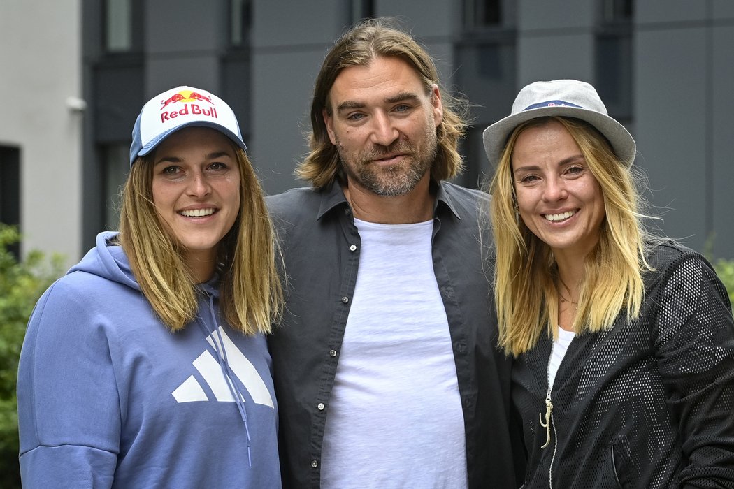 Plážové volejbalistky Barbora Hermannová (vlevo) a Markéta Nausch Sluková a jejich trenér Simon Nausch při společném fotografování po tiskové konferenci