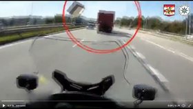 Kamera policisty na motorce zaznamenala na D1 plech letící z nákladního vozu.