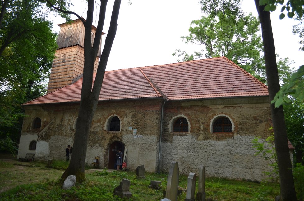 Kostel svatého Jiří v Pelhřimovech zůstal jako jediná stavba ze zaniklé obce.