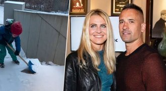 Tenistka Šafářová bere přívaly sněhu s humorem: Zapřáhla syna Tenistka Šafářová bere přívaly sněhu s humorem: Zapřáhla syna