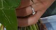 Prsteníček Lucie Šafářové zdobí překrásný prstýnek s kamínkem