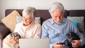 Mají senioři chytré telefony? Dle Lenky Desatové jich nadpoloviční většina stále vlastní klasický tlačítkový mobil.