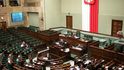Dolní komora polského parlamentu odhlasovala kontroverzní zákon, namířený proti nezávislé televizi TVN, která patří Američanům. Na základě nového návrhu mají polská zpravodajská média vlastnit pouze firmy z Evropského hospodářského prostoru.