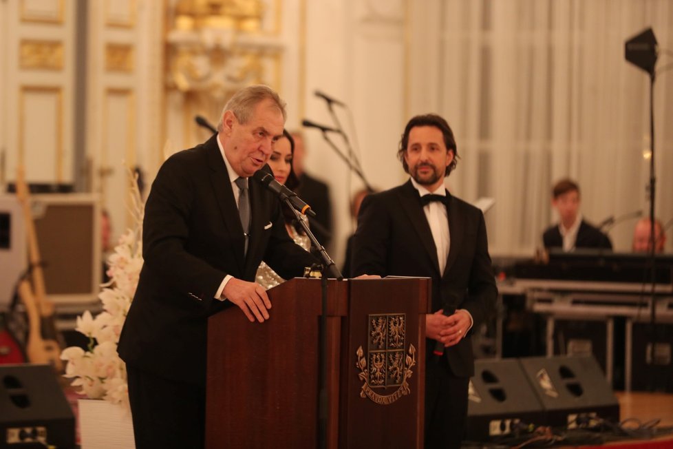 Prezident Miloš Zeman během projevu při zahájení pátého charitativního plesu na pražském Hradě zmínil opět metál pro Karla Gotta. (10.01.2020)