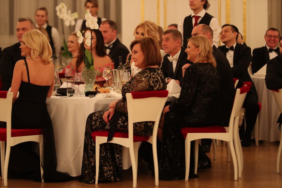 Stůl se smetánkou ministryní financí Alenou Schillerovou, premiérem Andrejem Babišem a jeho ženou Monikou při pátém charitativním plesu prezidenta republiky Miloše Zemana (10. 01. 2020)