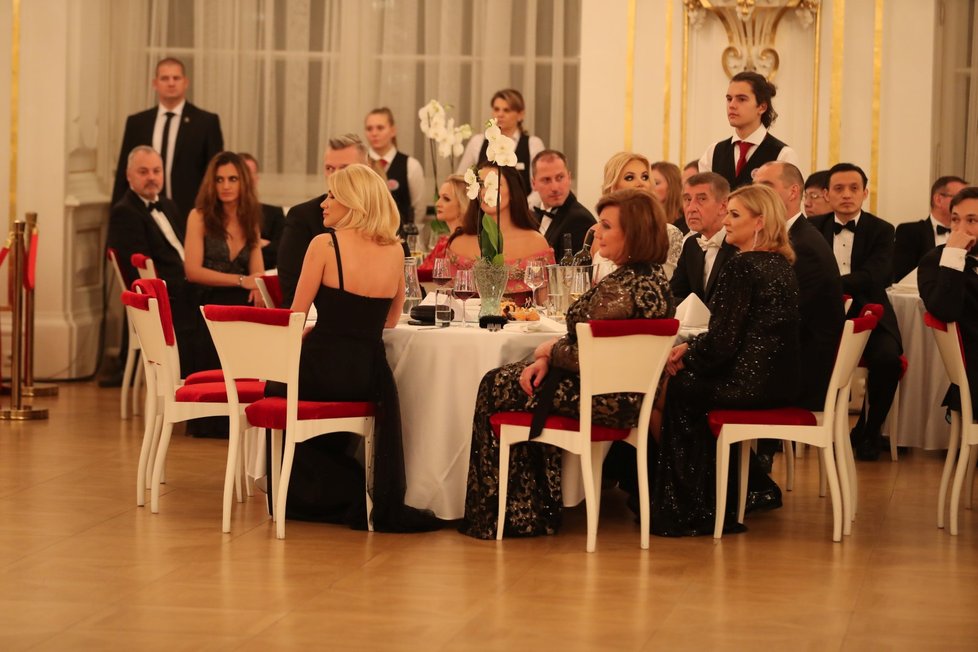 Stůl se smetánkou ministryní financí Alenou Schillerovou, premiérem Andrejem Babišem a jeho ženou Monikou při pátém charitativním plesu prezidenta republiky Miloše Zemana (10. 01. 2020)