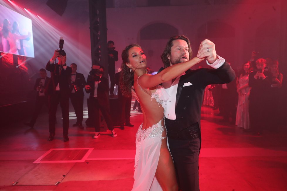 Ples jako Brno 2024: O taneční zahájení plesu se postrali Richard Krajčo s tanečnicí Dominikou Roškovou, kteří spolu tančili ve StarDance