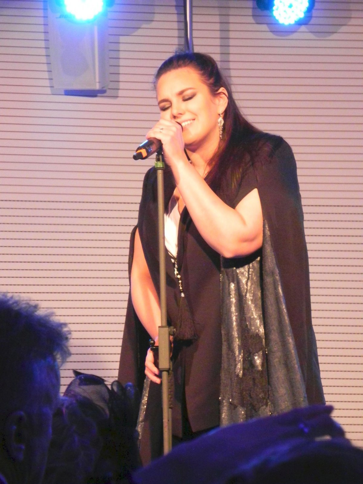 Plesajícím hostům zazpívala Ewa Farna.