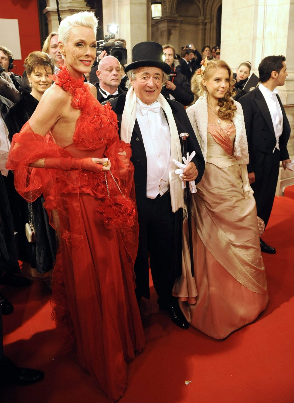 Exmanželka herce Sylvestera Stalloneho, Brigitte Nielsen, měla odvážnou rudou róbu