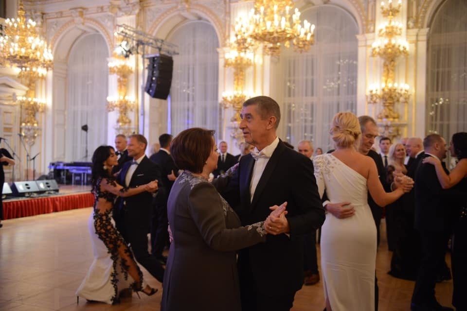 Ples na Hradě: Premiér Andrej Babiš (ANO) vyzval k tanci choť prezidenta Zemana Ivanu (10.1.2020).