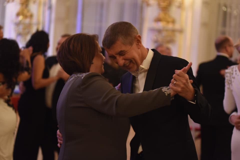 Ples na Hradě: Premiér Andrej Babiš (ANO) vyzval k tanci choť prezidenta Zemana Ivanu (10. 1. 2020).