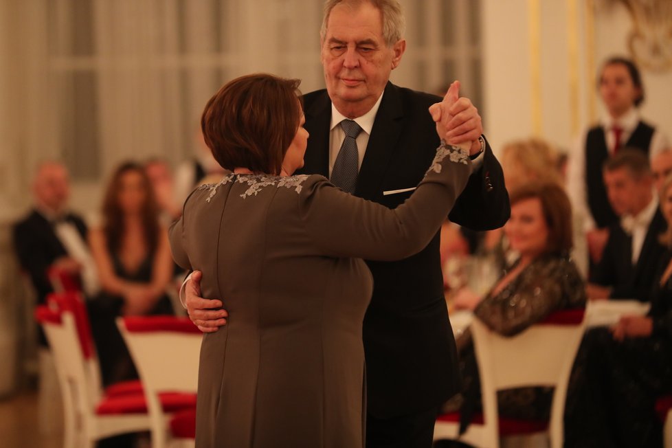 Miloš Zeman si na pátém charitativním plese zatančil se svou ženou Ivanou (10. 1. 2019).