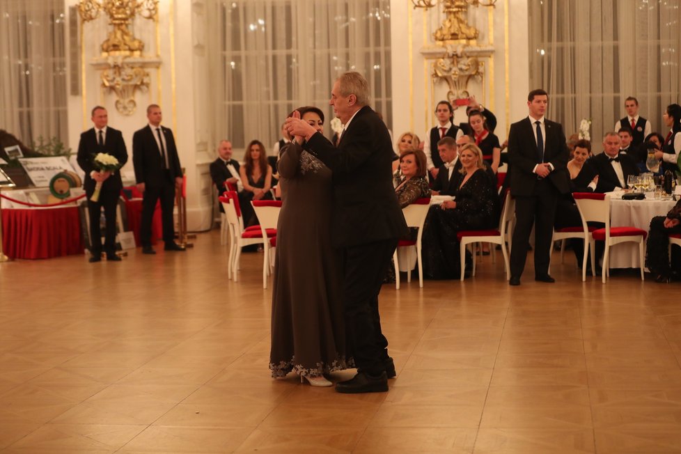 Miloš Zeman si na pátém charitativním plese zatančil se svou ženou Ivanou (10. 1. 2019).