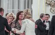 Ples na Hradě: Žena premiéra Monika Babišová v odvážných šatech s ministryní financí Alenou Schillerovou (10.1.2020)