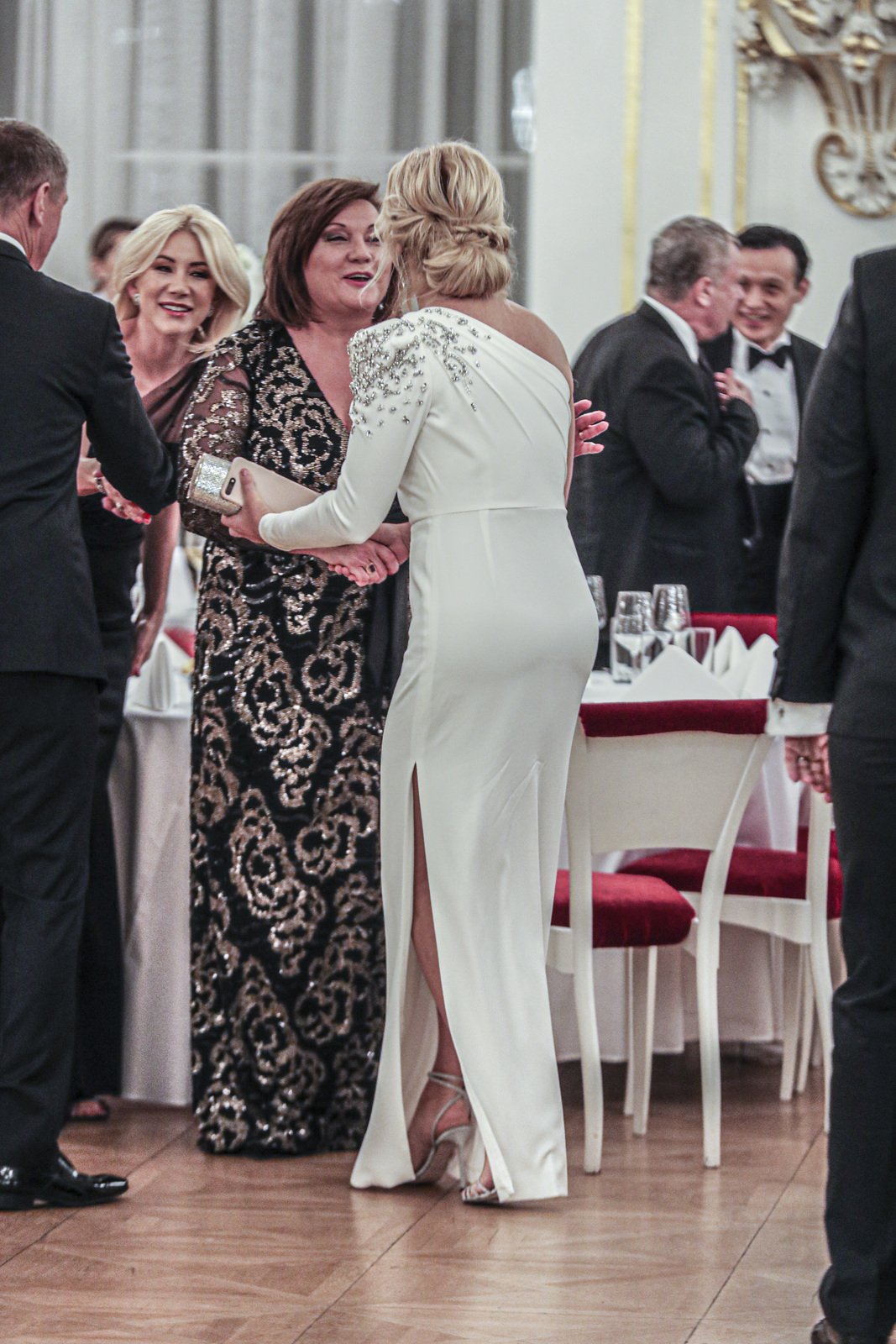 Ples na Hradě: Žena premiéra Monika Babišová v odvážných šatech s ministryní financí Alenou Schillerovou (10.1.2020)