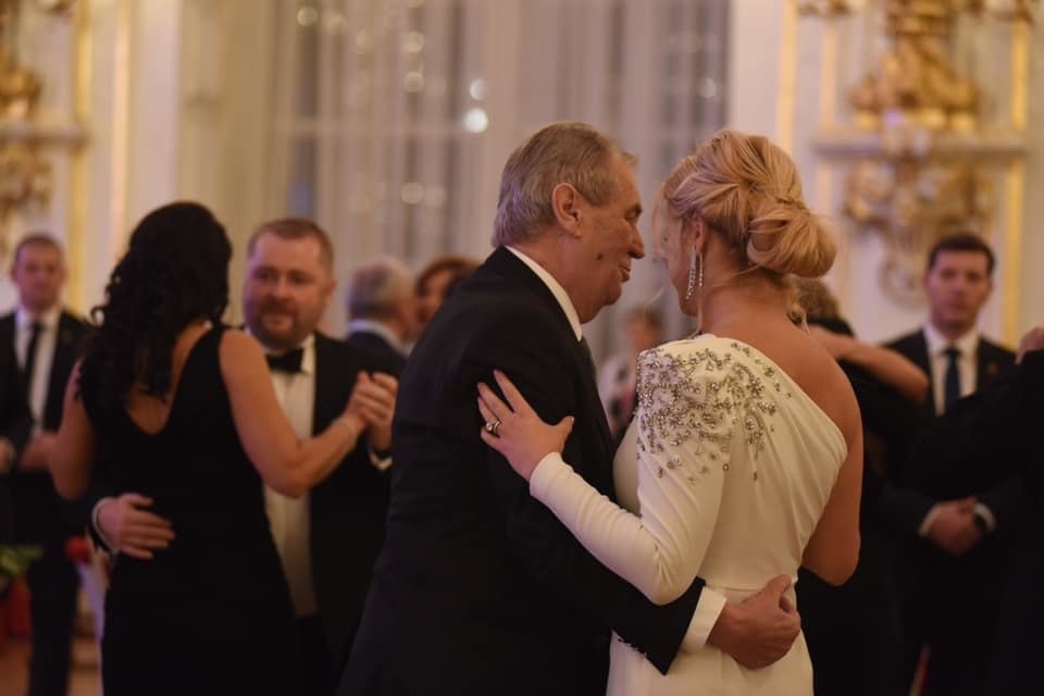 Prezident Miloš Zeman si na hradním plese zatančil s Monikou Babišovou, ženou premiéra Andreje Babiše (ANO). (10.1.2020)