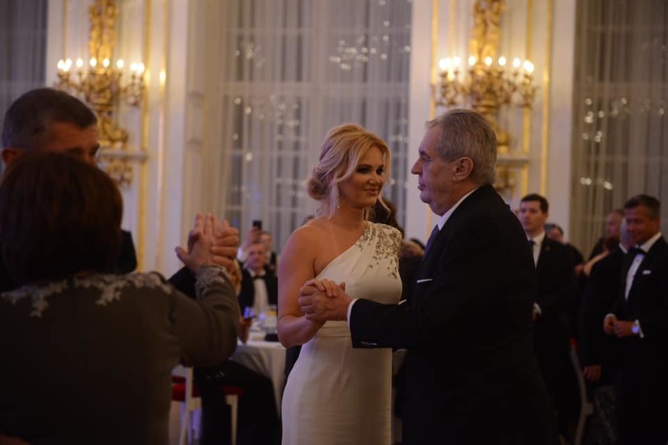 Prezident Miloš Zeman si na hradním plese zatančil s Monikou Babišovou, ženou premiéra Andreje Babiše (ANO) (10.1.2020).
