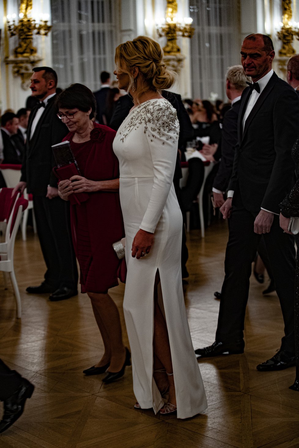 Ples na Hradě: Žena premiéra Monika Babišová v odvážných šatech (10.1.2020)