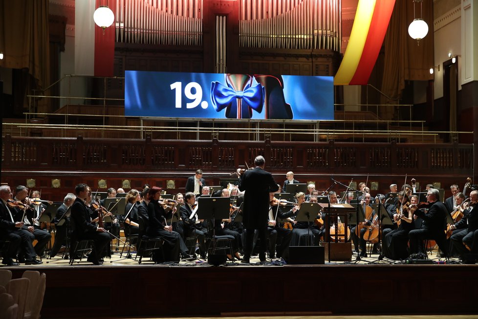 Na 19. pražském plese zahrál Symfonický orchestr hlavního města FOK.