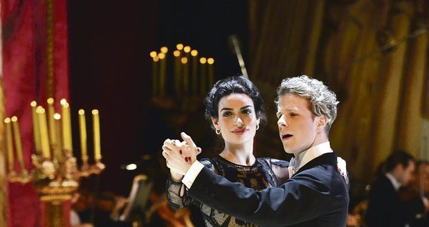 V jubilejním, X. ročníku si ve Státní opeře Praha zatancovala i řecká Bond girl Tonia Sotiropoulou (26). Jejím českým Jamesem Bondem byl kudrnáč Jan Onder (28) ze StarDance. (2013)