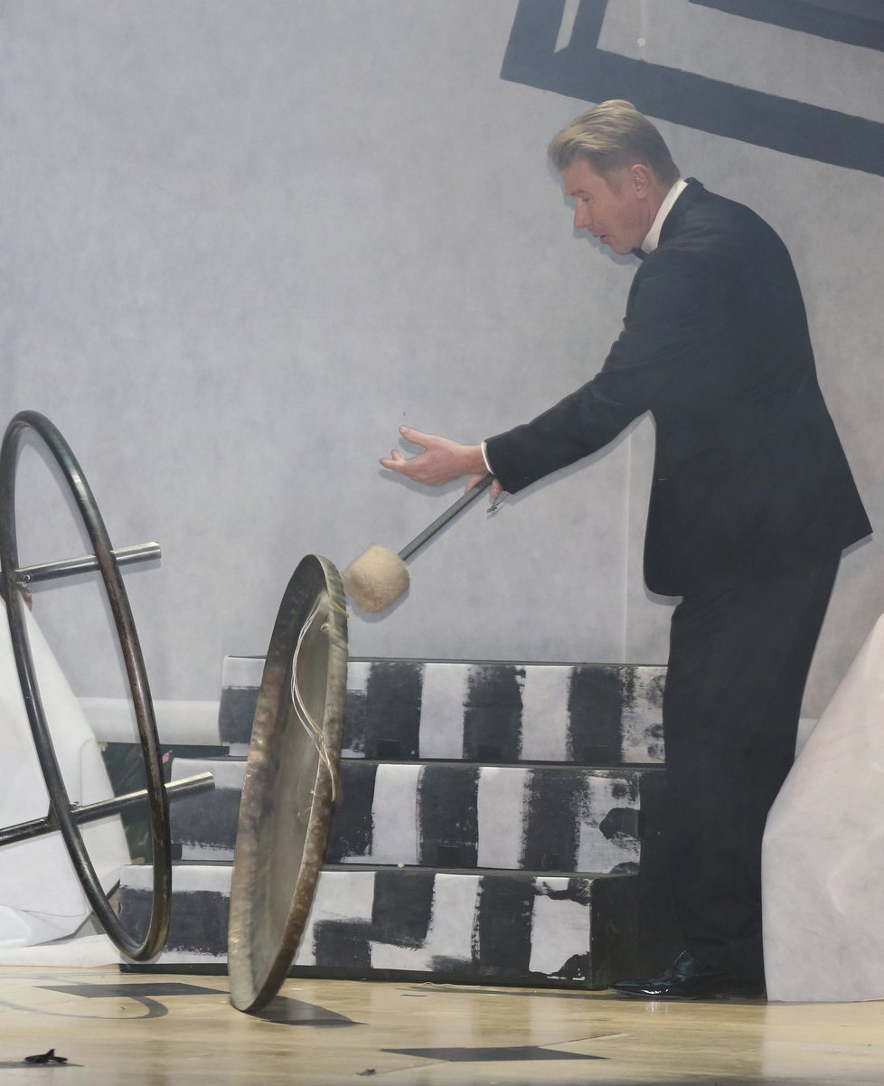 Mika Häkkinen chtěl rozeznít gong, ale ten spadl.