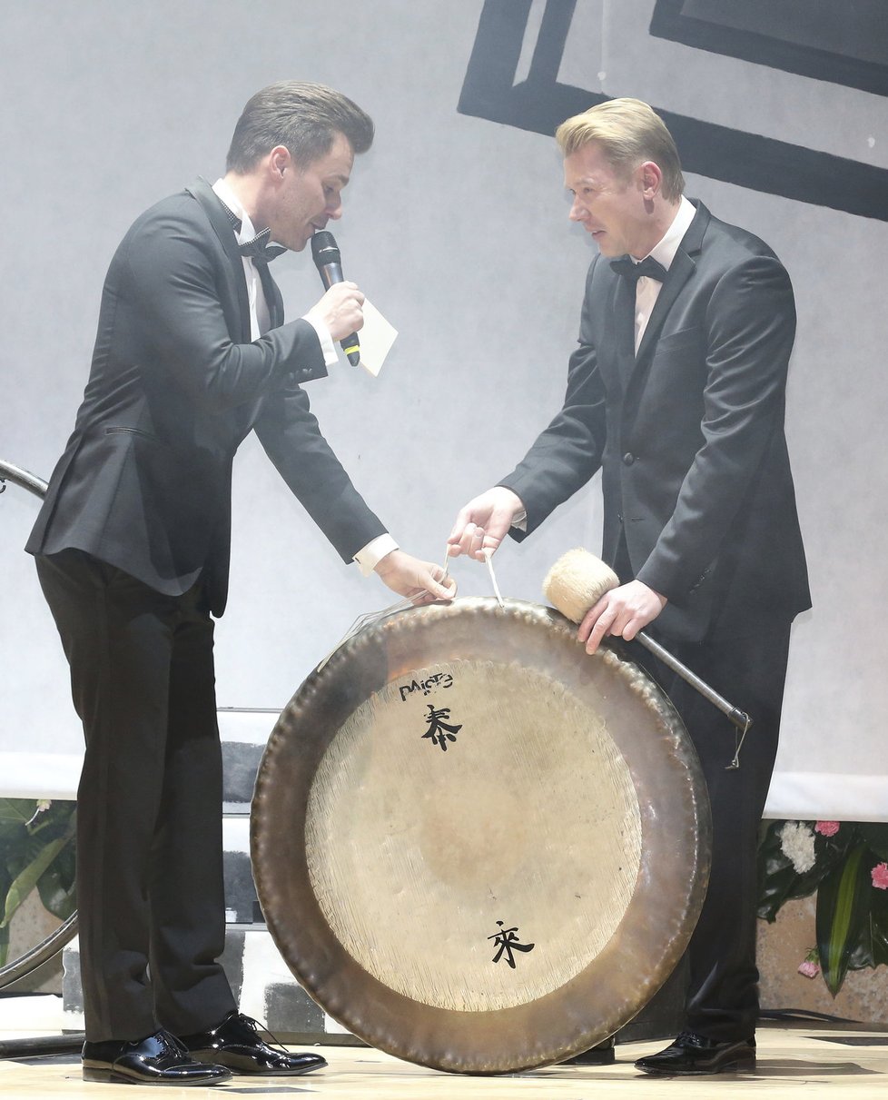 Mika Häkkinen chtěl rozeznít gong, ale ten spadl.