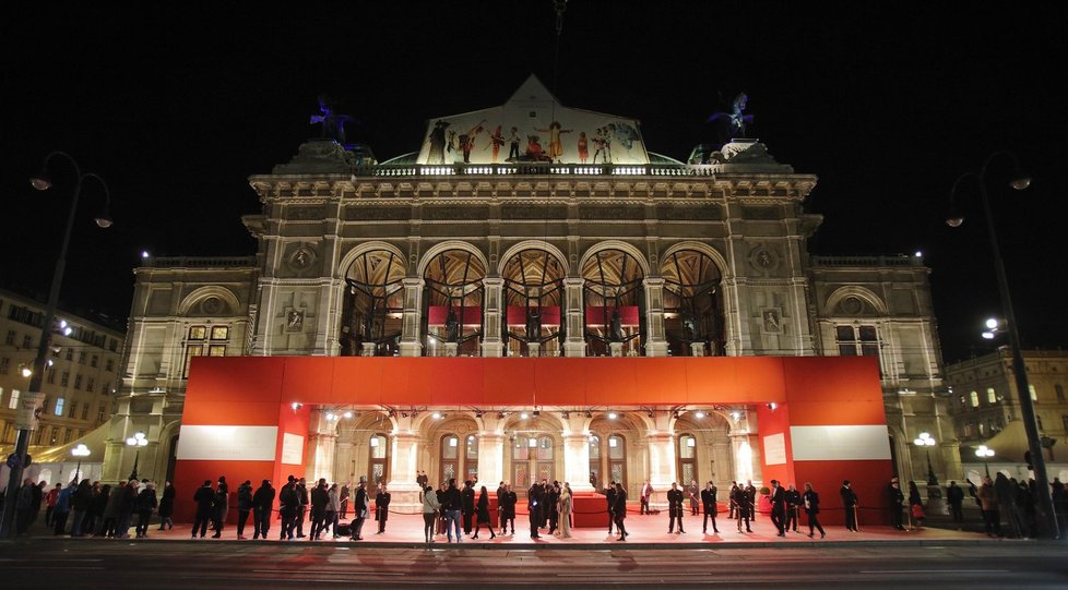 Státní Opera ve Vídni, kde se pořádá vyhlášený ples.