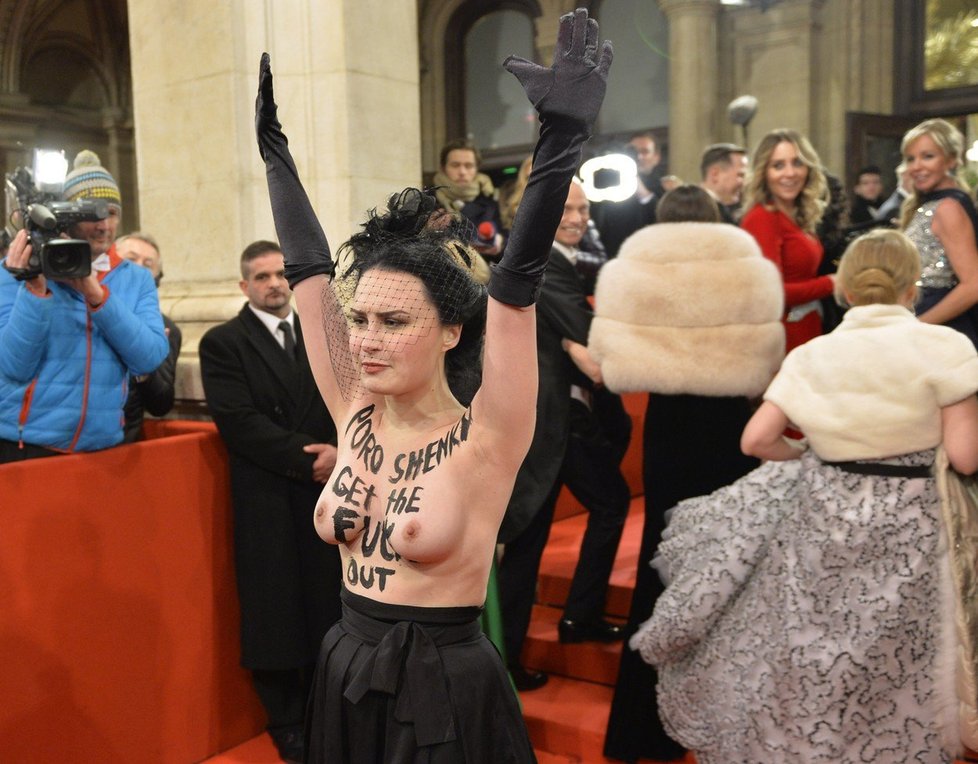 Aktivistka proti Porošenkovi na Plesu v Opeře ve Vídni