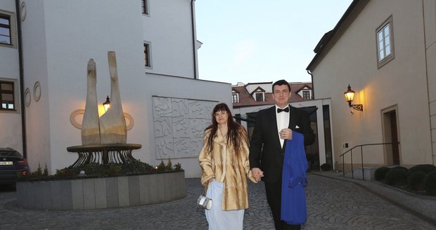 Manželé Jindříškovi opouští hotel Augustin.