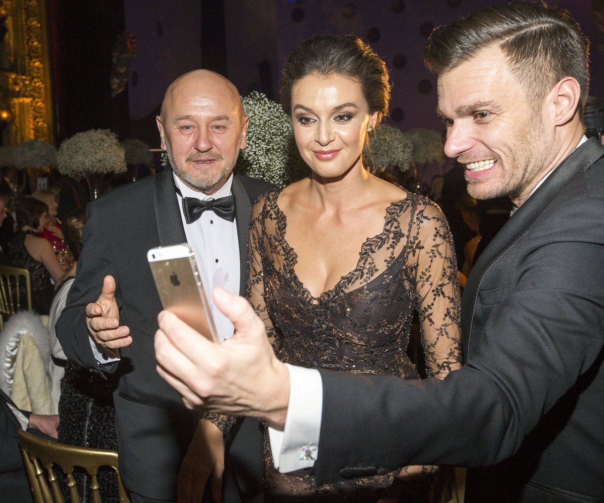 Leoš stihl selfie s Ivou Kubelkovou a jejím partnerem.