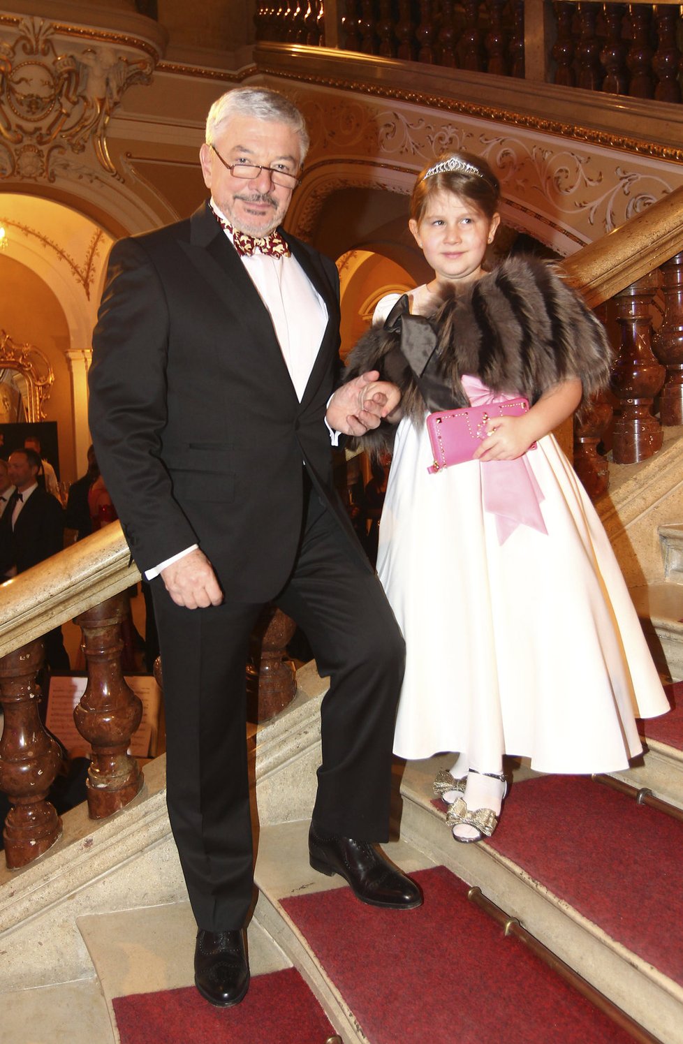 Ředitele TV Barrandov Vladimíra Železného doprovází jeho šestiletá dcera Ester.