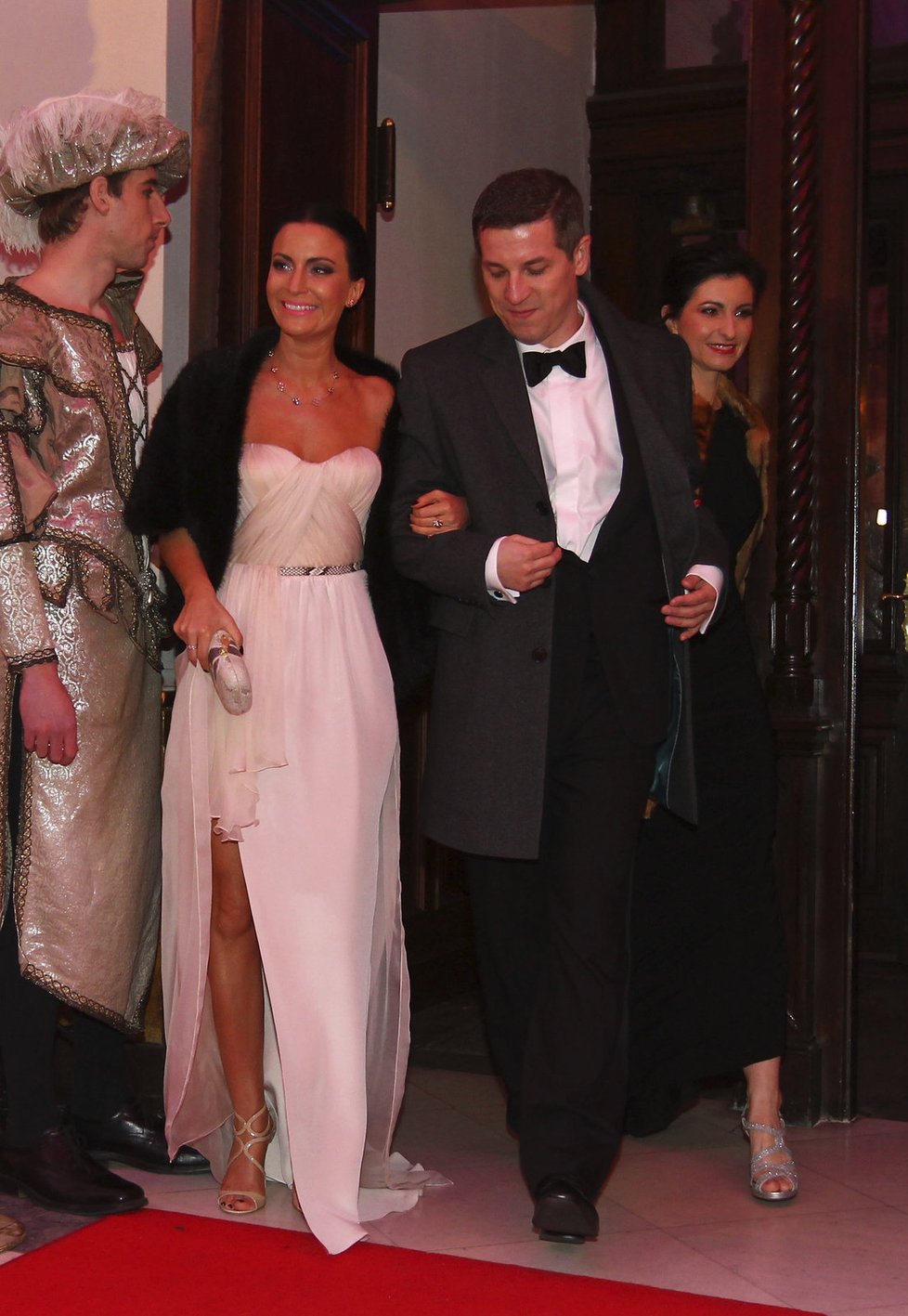 Gábina Partyšová přichází do Opery společně s manželkou Jaro Slávika Andrea.