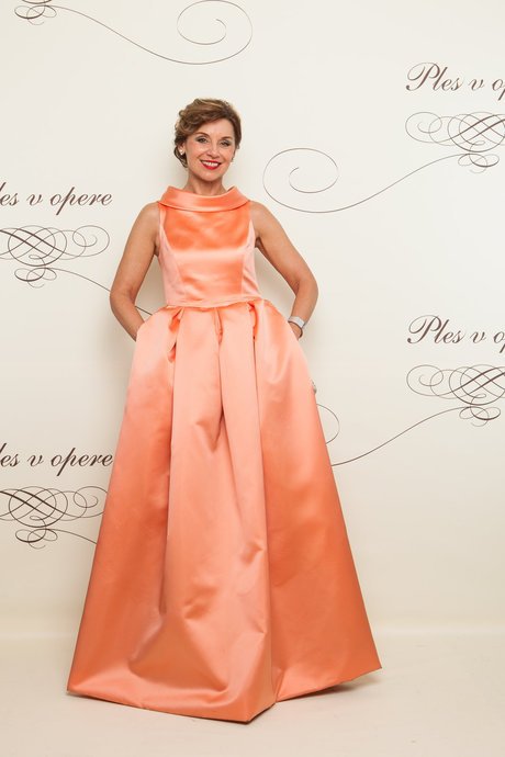 Čtvercové šaty lososové barvy oblékla moderátorka Alena Heribanová.