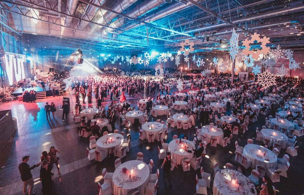 Pavilon P na brněnském výstavišti praskal z pátku na sobotu ve švech. Plesu VUT se účastnilo rekordních 4200 hostů, podle organizátorů jde o největší ples v Česku.
