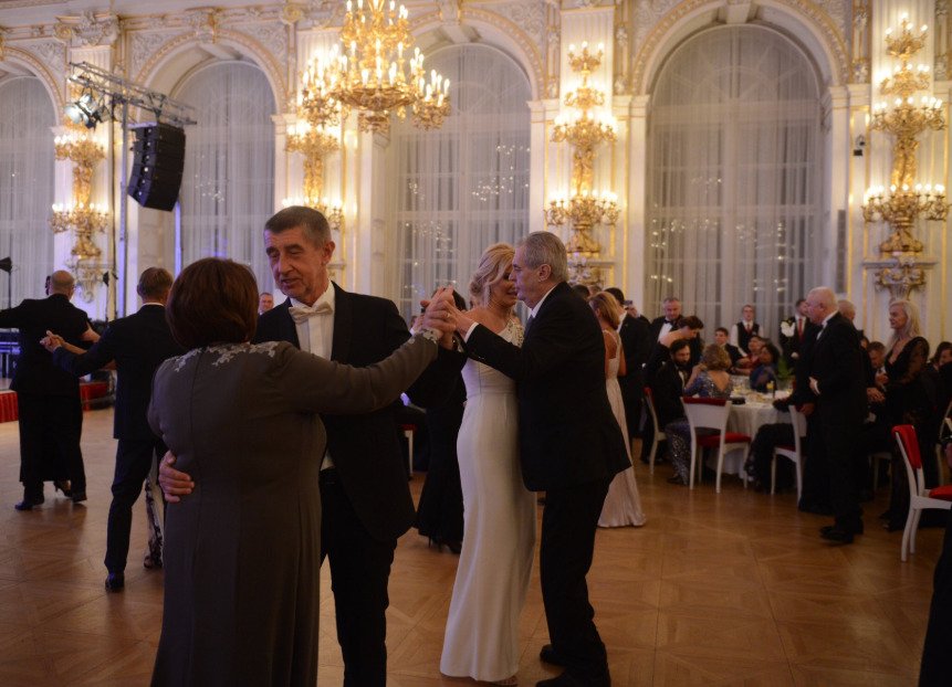 Prezident Miloš Zeman si na pátém charitativním plesu na Hradě zatančil i s manželkou premiéra Monikou Babišovou. V popředí tančí s manželkou Zemana Ivanou Andrej Babiš (11. 1. 2020).