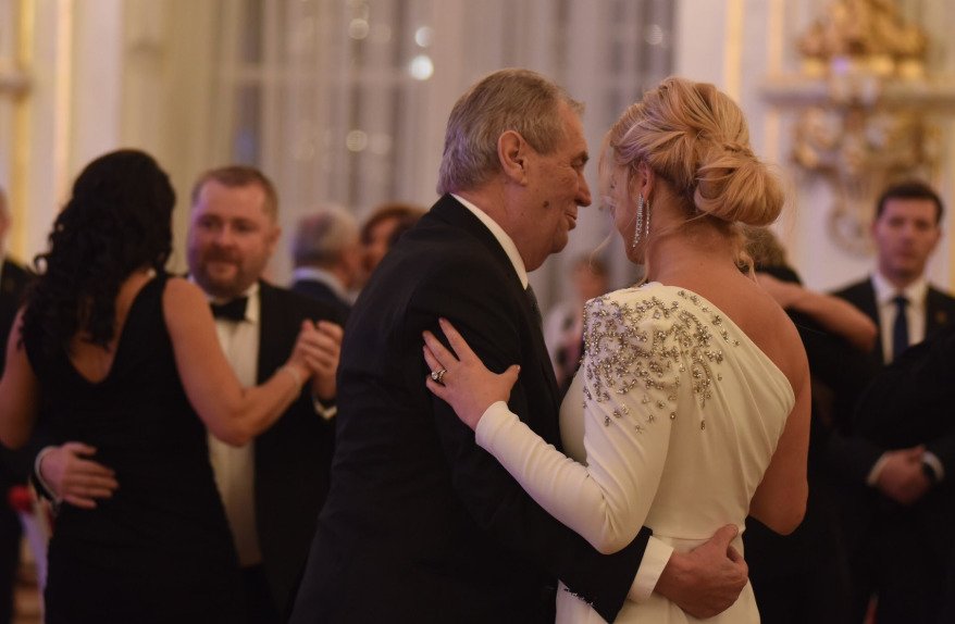 Prezident Miloš Zeman si na pátém charitativním plesu na Hradě zatančil i s manželkou premiéra Monikou Babišovou (11.1.2020).