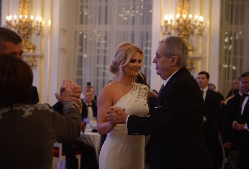 Prezident Miloš Zeman si na pátém charitativním plesu na Hradě zatančil i s manželkou premiéra Monikou Babišovou (11. 1. 2020).