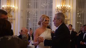 Prezident Miloš Zeman si na pátém charitativním plesu na Hradě zatančil i s manželkou premiéra Monikou Babišovou (11.1.2020)