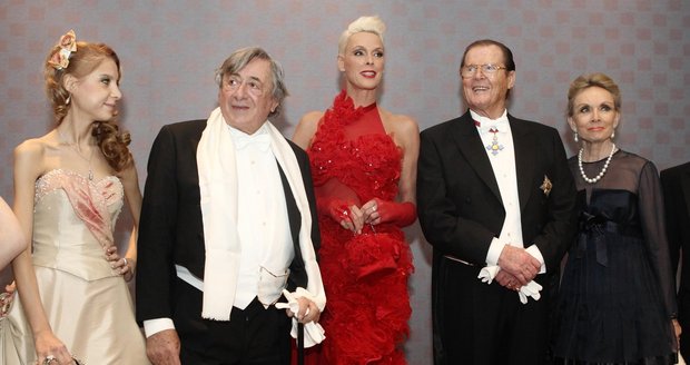 Richard Lugner po boku své přítelkyně a Rudé Sonji. Vedle ní stojí herec Roger Moore s manželkou