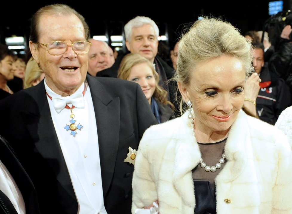 Britský herec Roger Moore s manželkou