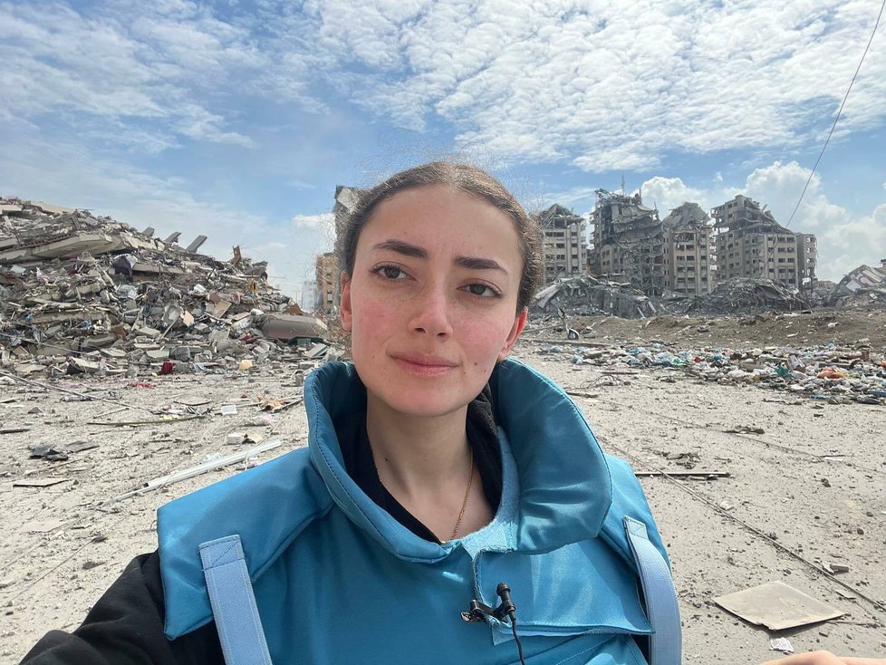 Novinářka Plestia Alaqadová informuje o situaci v Pásmu Gazy.