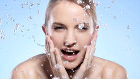 Vyzkoušeno: Jarischova voda za pár korun dokáže nahradit drahou kosmetiku