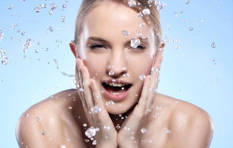 Vyzkoušeno: Jarischova voda za pár korun dokáže nahradit drahou kosmetiku