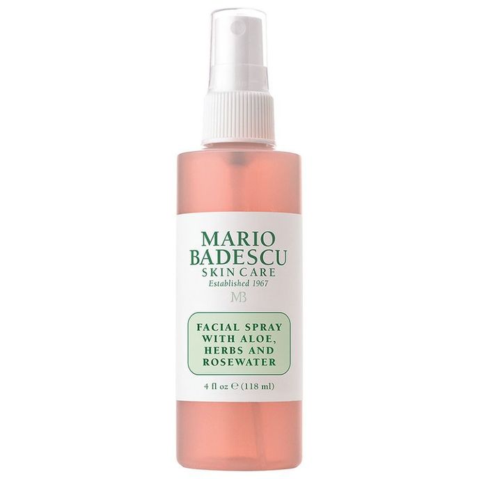 Pleťová mlha s aloe vera, bylinkami a růžovou vodou, Mario Badescu přes Douglas.cz, 249 Kč Pleťová mlha s aloe vera, bylinkami a růžovou vodou, Mario Badescu přes Douglas.cz, 249 Kč