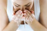 Test čistících gelů na obličej: Který odstraní všechny nečistoty a nepálí?
