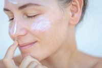 Proč se vyplatí používat krém s UV filtrem po celý rok?