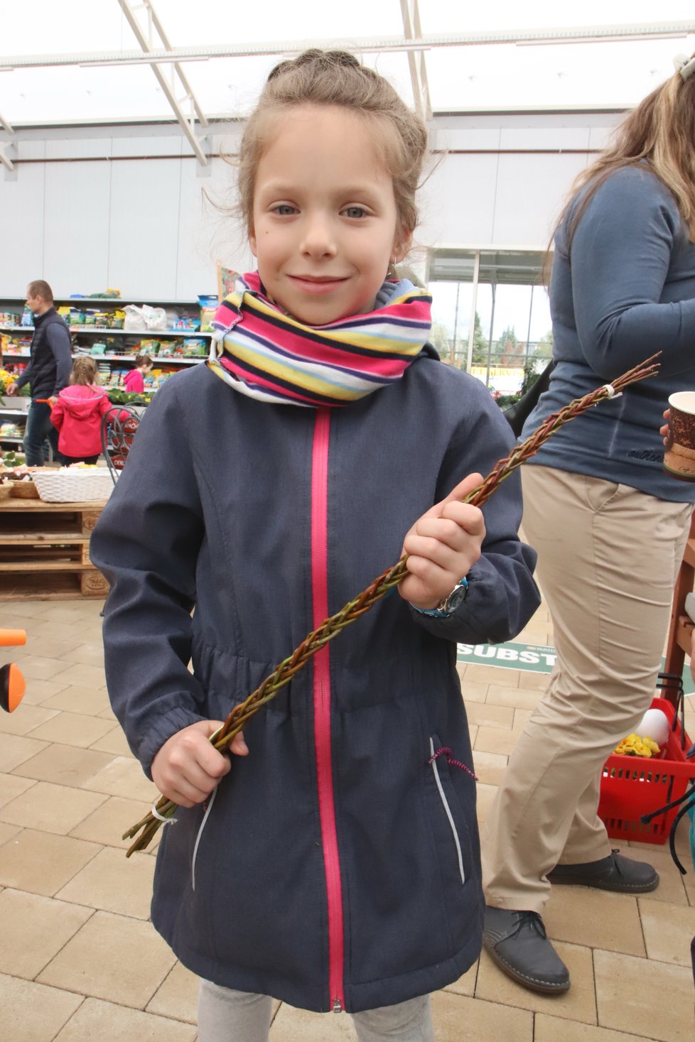 Hanička (7) z Břeclavi s korbáčem, který z velké části upletla sama.