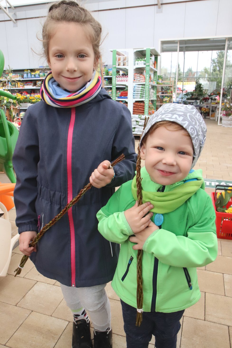 V Břeclavi si korbáč upletla Hanička (7), do pletení se zapojil i její bratr Marek (3).