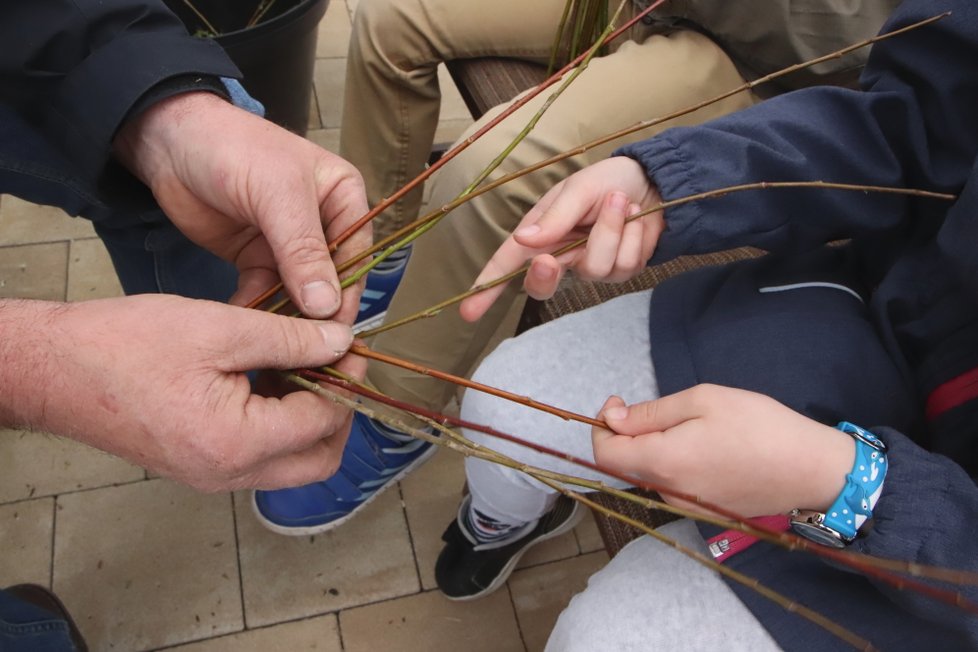 Hanička (7) z Břeclavi plete korbáč.